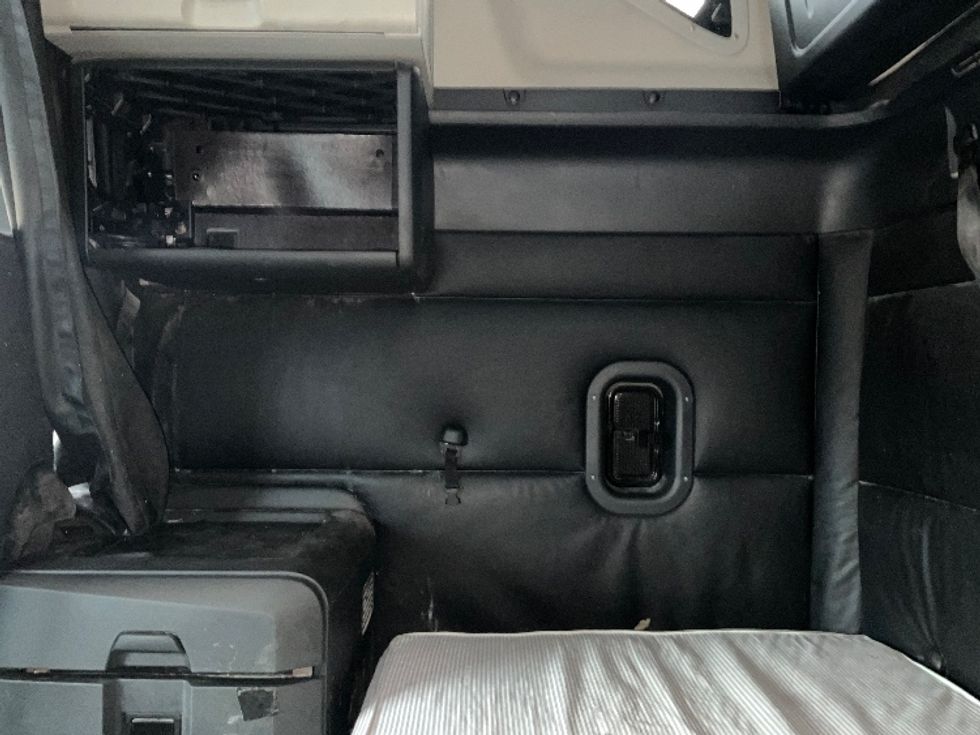 Sleeper Tractor-Heavy Duty Tractors-Freightliner-2023-T11664ST-Lacey-WA-580,446\n\t\tmiles-$ 68,250 - Image 19