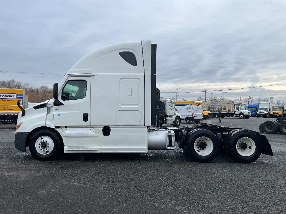 Sleeper Tractor-Heavy Duty Tractors-Freightliner-2023-T11664ST-Lacey-WA-580,446\n\t\tmiles-$ 68,250 - Image 4