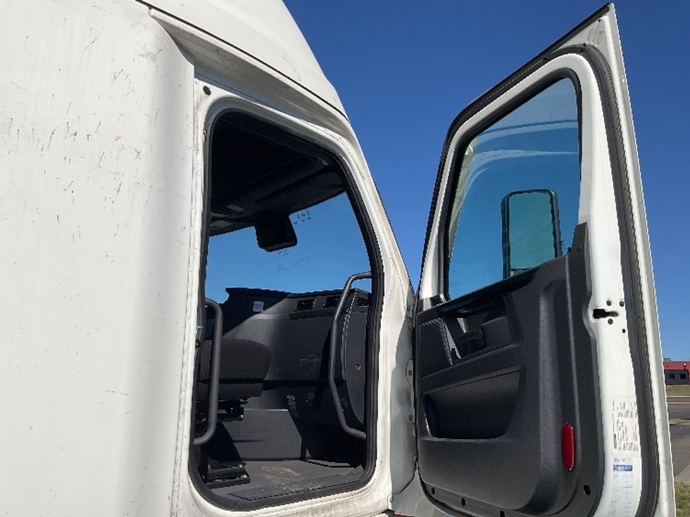 Sleeper Tractor-Heavy Duty Tractors-Freightliner-2023-T12664ST-Akron-OH-508,774\n\t\tmiles-$ 70,750 - Image 13