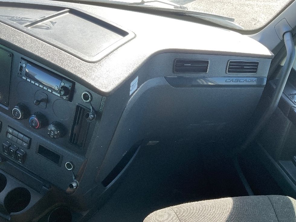 Sleeper Tractor-Heavy Duty Tractors-Freightliner-2023-T12664ST-Akron-OH-508,774\n\t\tmiles-$ 70,750 - Image 14