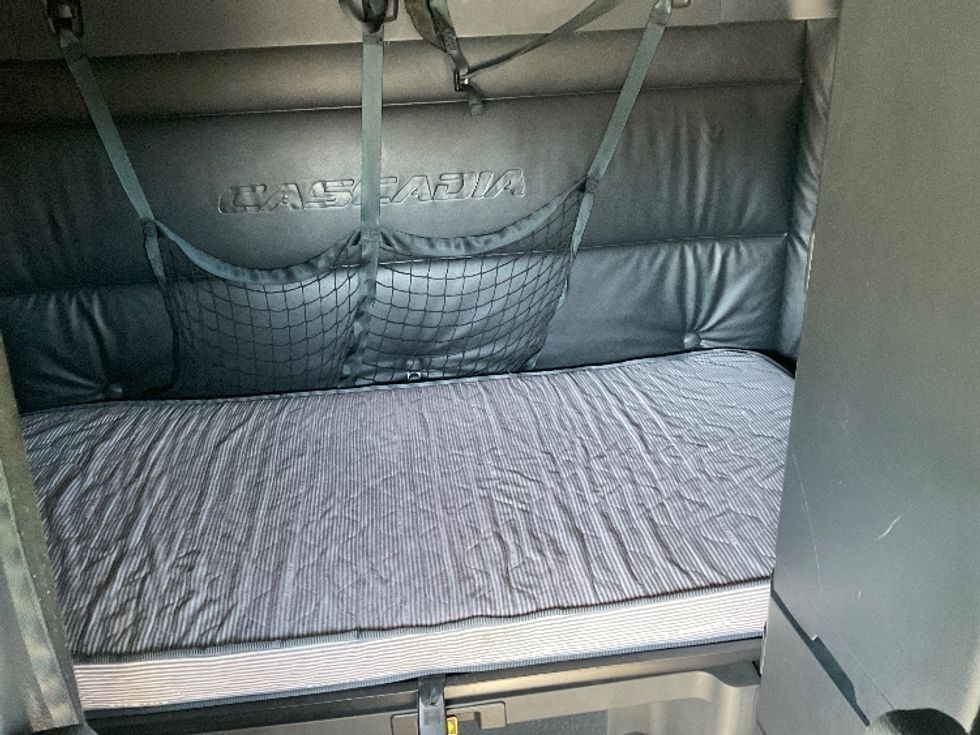 Sleeper Tractor-Heavy Duty Tractors-Freightliner-2023-T12664ST-Akron-OH-508,774\n\t\tmiles-$ 70,750 - Image 16