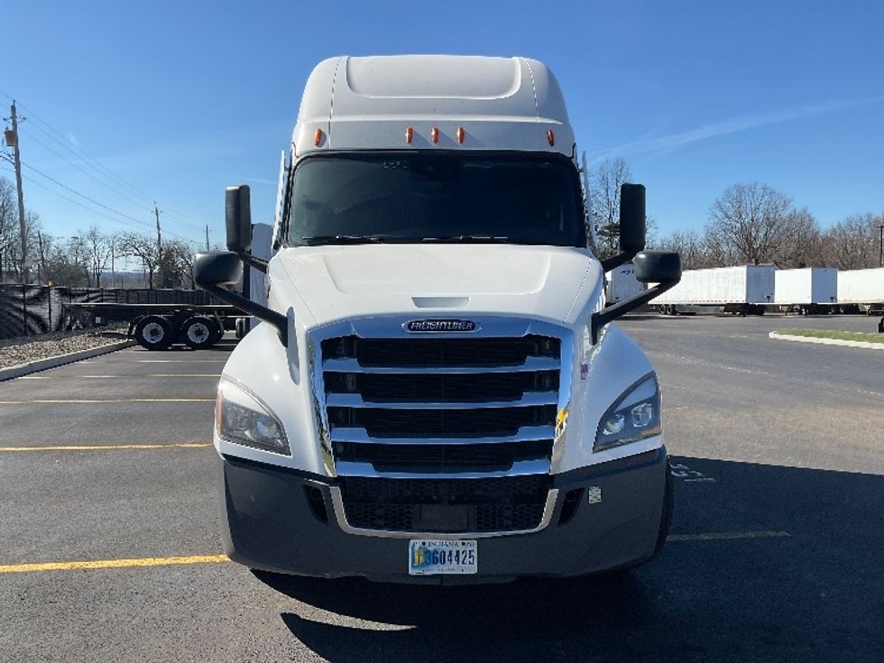 Sleeper Tractor-Heavy Duty Tractors-Freightliner-2023-T12664ST-Akron-OH-508,774\n\t\tmiles-$ 70,750 - Image 2