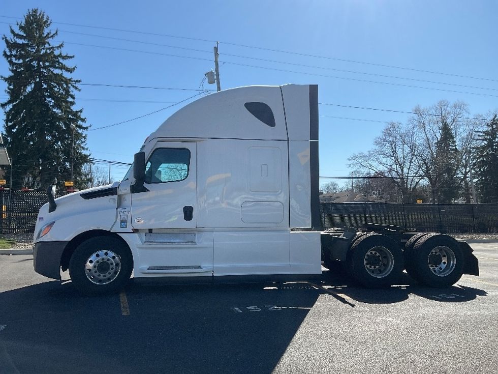 Sleeper Tractor-Heavy Duty Tractors-Freightliner-2023-T12664ST-Akron-OH-508,774\n\t\tmiles-$ 70,750 - Image 4