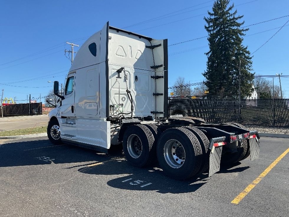 Sleeper Tractor-Heavy Duty Tractors-Freightliner-2023-T12664ST-Akron-OH-508,774\n\t\tmiles-$ 70,750 - Image 5