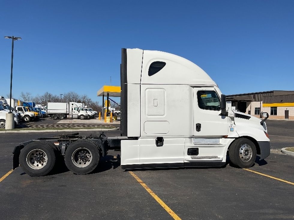 Sleeper Tractor-Heavy Duty Tractors-Freightliner-2023-T12664ST-Akron-OH-508,774\n\t\tmiles-$ 70,750 - Image 8
