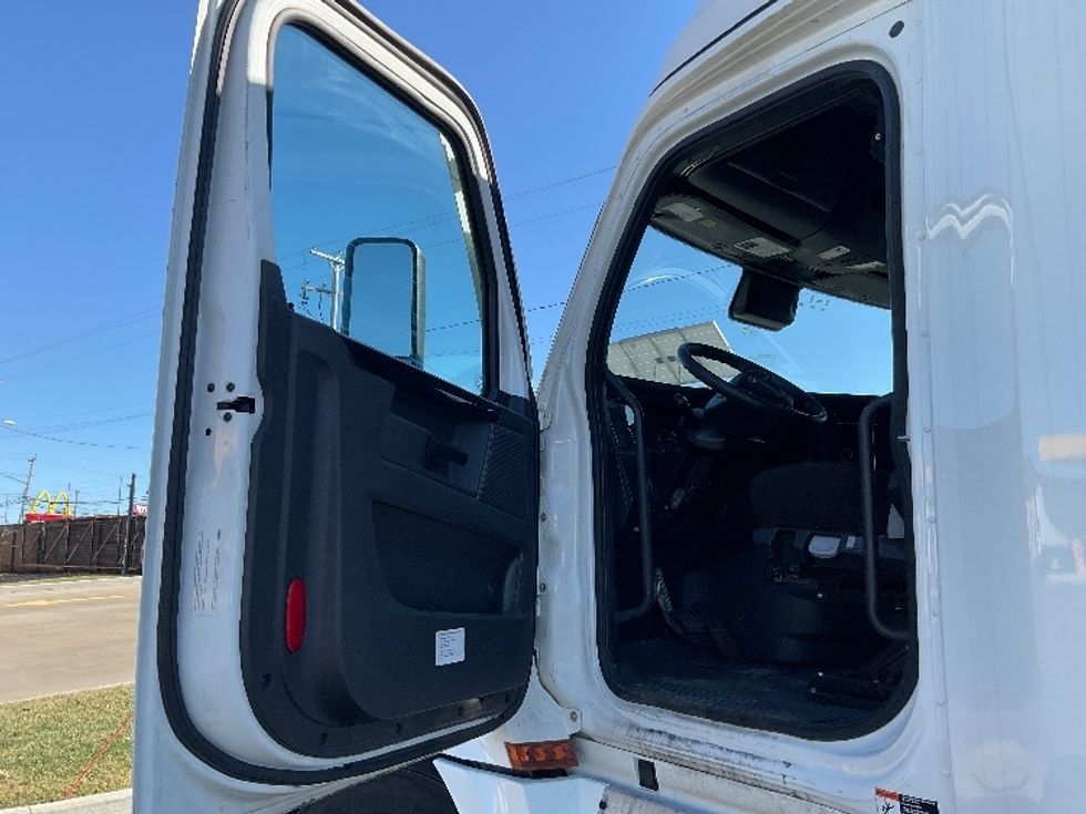 Sleeper Tractor-Heavy Duty Tractors-Freightliner-2023-T12664ST-Akron-OH-508,774\n\t\tmiles-$ 70,750 - Image 9