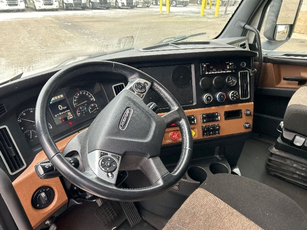 Sleeper Tractor-Heavy Duty Tractors-Freightliner-2023-T12664ST-Akron-OH-555,498\n\t\tmiles-$ 71,000 - Image 10