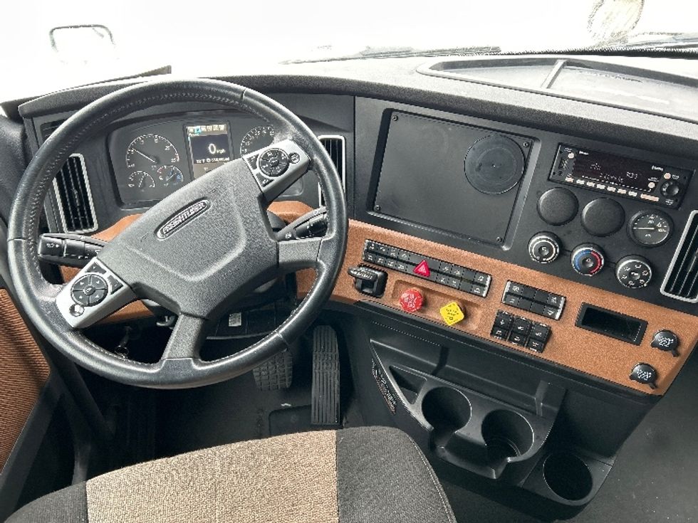 Sleeper Tractor-Heavy Duty Tractors-Freightliner-2023-T12664ST-Akron-OH-555,498\n\t\tmiles-$ 71,000 - Image 11