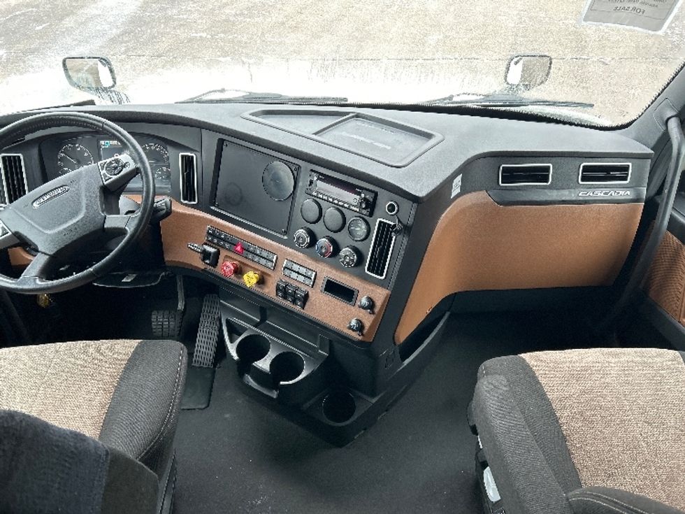 Sleeper Tractor-Heavy Duty Tractors-Freightliner-2023-T12664ST-Akron-OH-555,498\n\t\tmiles-$ 71,000 - Image 12