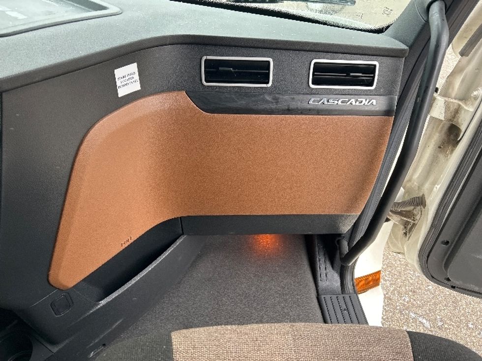 Sleeper Tractor-Heavy Duty Tractors-Freightliner-2023-T12664ST-Akron-OH-555,498\n\t\tmiles-$ 71,000 - Image 14