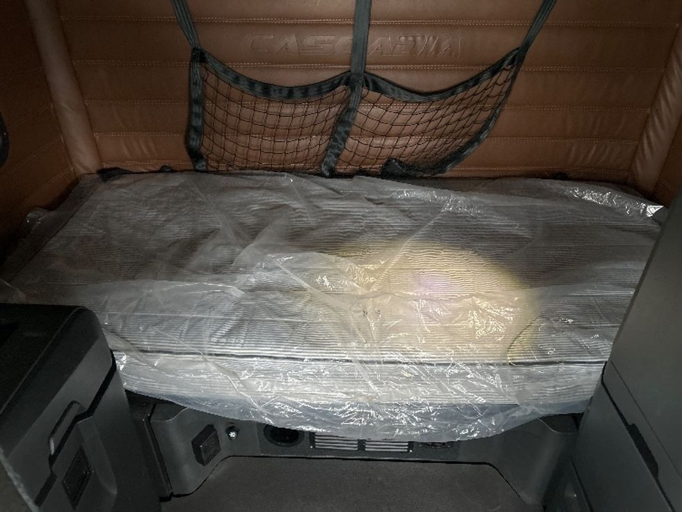 Sleeper Tractor-Heavy Duty Tractors-Freightliner-2023-T12664ST-Akron-OH-555,498\n\t\tmiles-$ 71,000 - Image 16