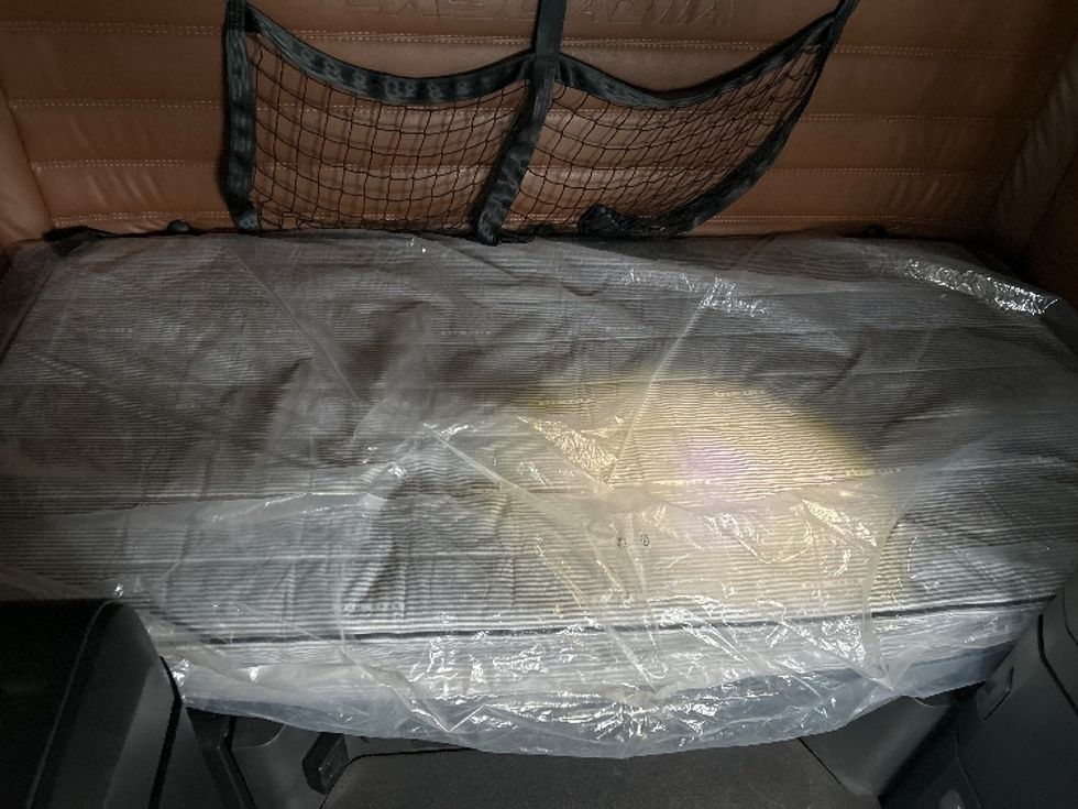 Sleeper Tractor-Heavy Duty Tractors-Freightliner-2023-T12664ST-Akron-OH-555,498\n\t\tmiles-$ 71,000 - Image 17