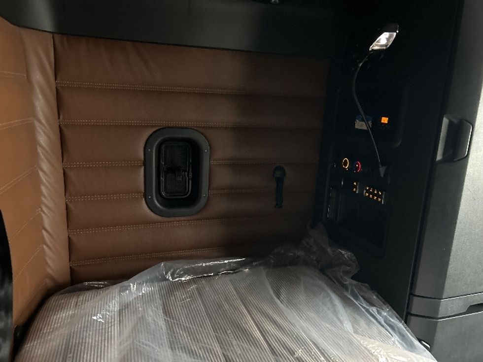 Sleeper Tractor-Heavy Duty Tractors-Freightliner-2023-T12664ST-Akron-OH-555,498\n\t\tmiles-$ 71,000 - Image 18