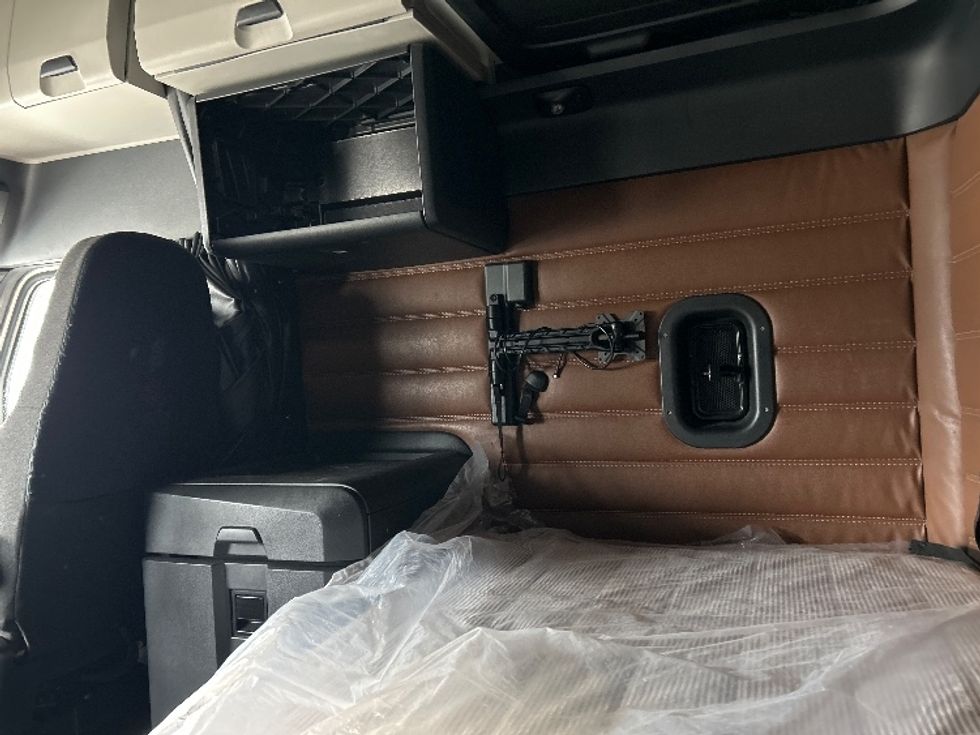 Sleeper Tractor-Heavy Duty Tractors-Freightliner-2023-T12664ST-Akron-OH-555,498\n\t\tmiles-$ 71,000 - Image 19