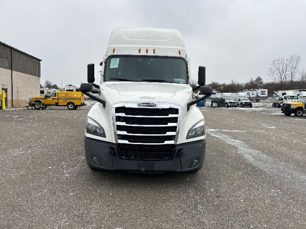 Sleeper Tractor-Heavy Duty Tractors-Freightliner-2023-T12664ST-Akron-OH-555,498\n\t\tmiles-$ 71,000 - Image 2