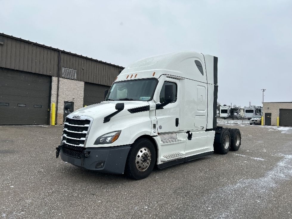 Sleeper Tractor-Heavy Duty Tractors-Freightliner-2023-T12664ST-Akron-OH-555,498\n\t\tmiles-$ 71,000 - Image 3
