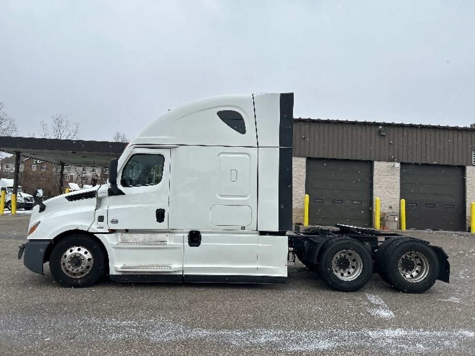 Sleeper Tractor-Heavy Duty Tractors-Freightliner-2023-T12664ST-Akron-OH-555,498\n\t\tmiles-$ 71,000 - Image 4