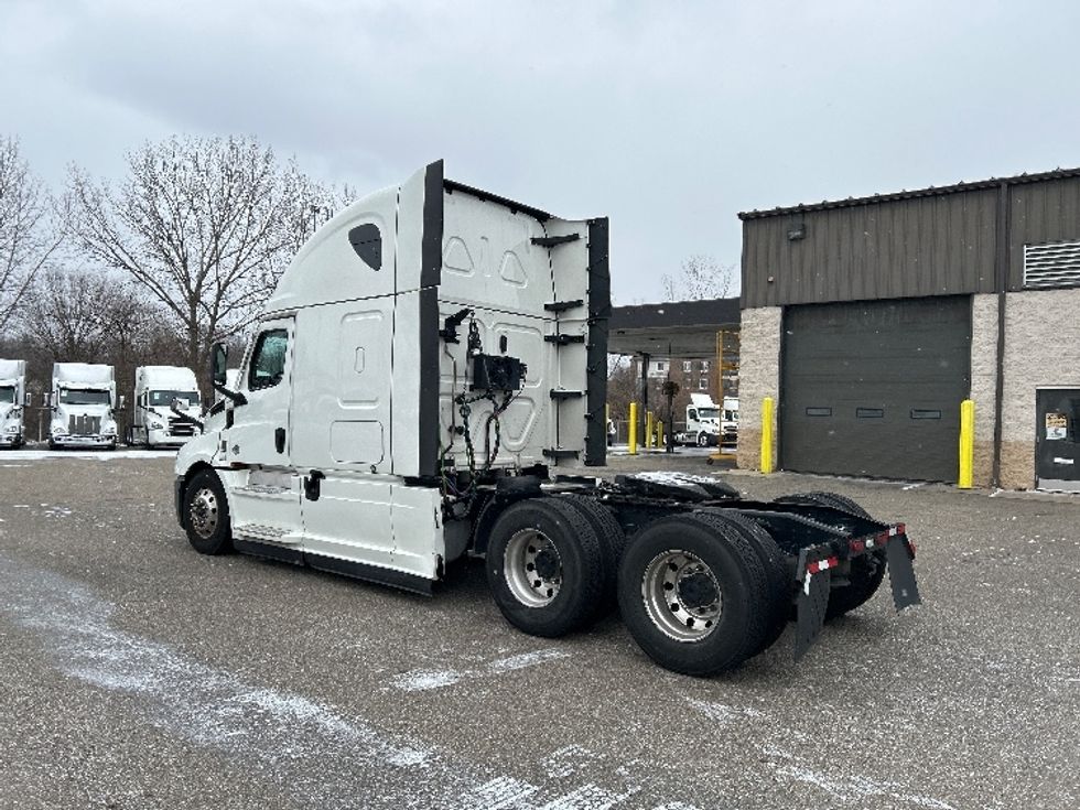 Sleeper Tractor-Heavy Duty Tractors-Freightliner-2023-T12664ST-Akron-OH-555,498\n\t\tmiles-$ 71,000 - Image 5