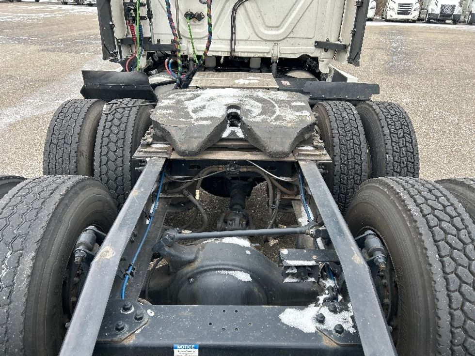 Sleeper Tractor-Heavy Duty Tractors-Freightliner-2023-T12664ST-Akron-OH-555,498\n\t\tmiles-$ 71,000 - Image 6