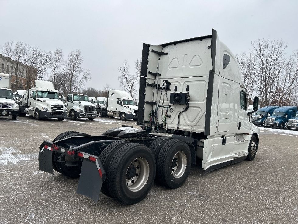 Sleeper Tractor-Heavy Duty Tractors-Freightliner-2023-T12664ST-Akron-OH-555,498\n\t\tmiles-$ 71,000 - Image 7