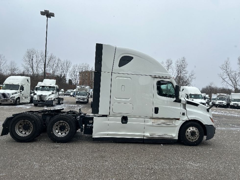 Sleeper Tractor-Heavy Duty Tractors-Freightliner-2023-T12664ST-Akron-OH-555,498\n\t\tmiles-$ 71,000 - Image 8