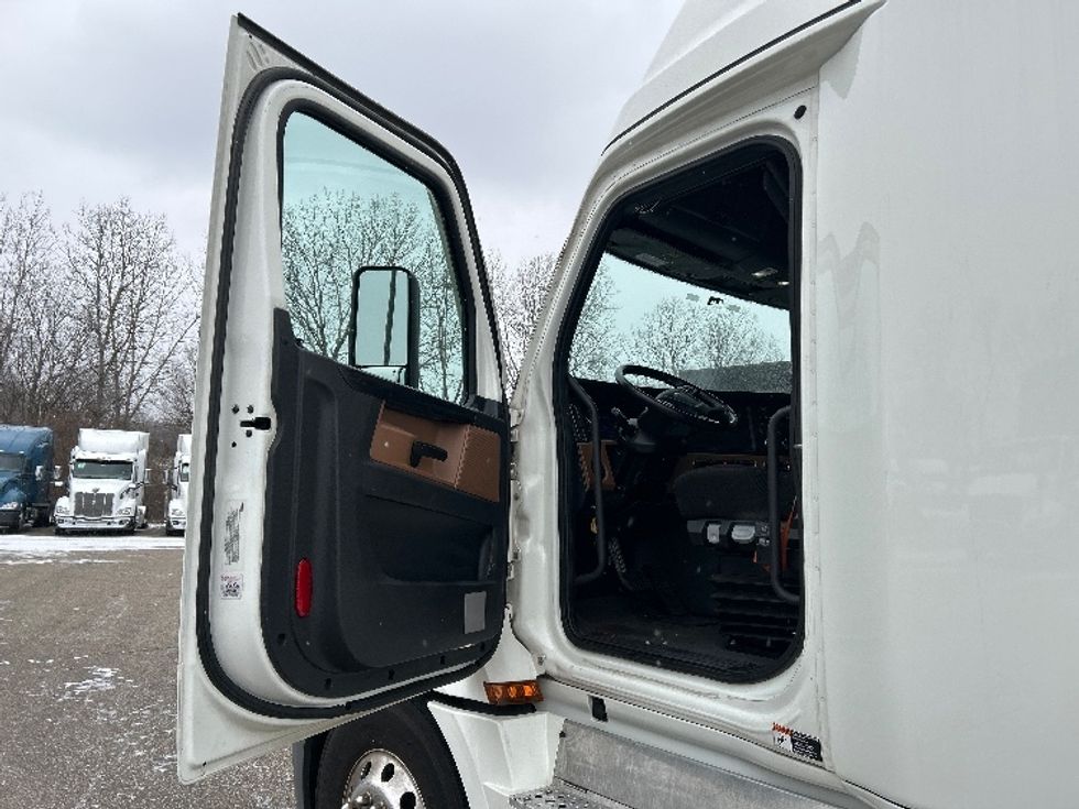 Sleeper Tractor-Heavy Duty Tractors-Freightliner-2023-T12664ST-Akron-OH-555,498\n\t\tmiles-$ 71,000 - Image 9