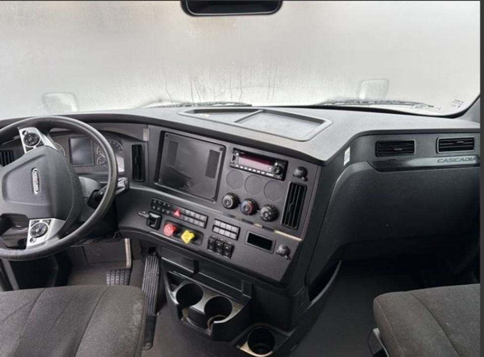 Sleeper Tractor-Heavy Duty Tractors-Freightliner-2023-T12664ST-Akron-OH-565,705\n\t\tmiles-$ 65,500 - Image 12