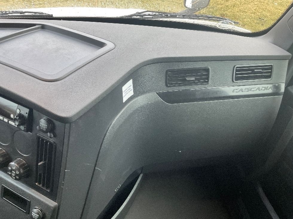 Sleeper Tractor-Heavy Duty Tractors-Freightliner-2023-T12664ST-Akron-OH-565,705\n\t\tmiles-$ 65,500 - Image 14