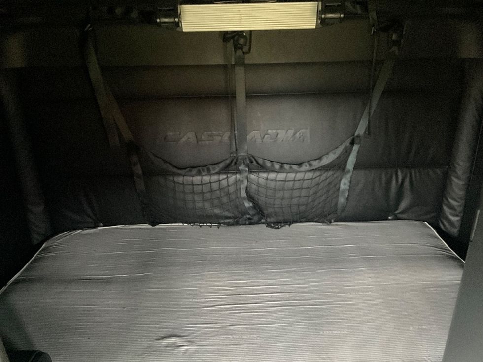 Sleeper Tractor-Heavy Duty Tractors-Freightliner-2023-T12664ST-Akron-OH-565,705\n\t\tmiles-$ 65,500 - Image 16