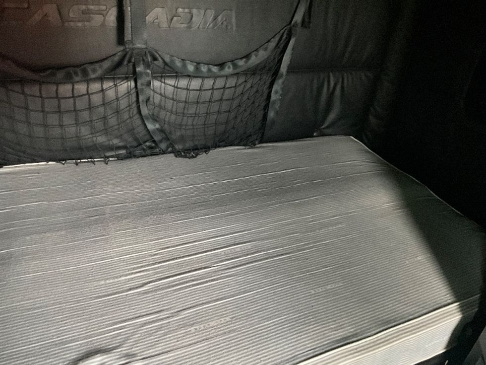 Sleeper Tractor-Heavy Duty Tractors-Freightliner-2023-T12664ST-Akron-OH-565,705\n\t\tmiles-$ 65,500 - Image 17