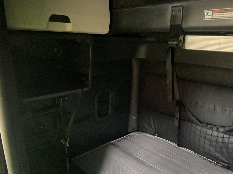 Sleeper Tractor-Heavy Duty Tractors-Freightliner-2023-T12664ST-Akron-OH-565,705\n\t\tmiles-$ 65,500 - Image 18