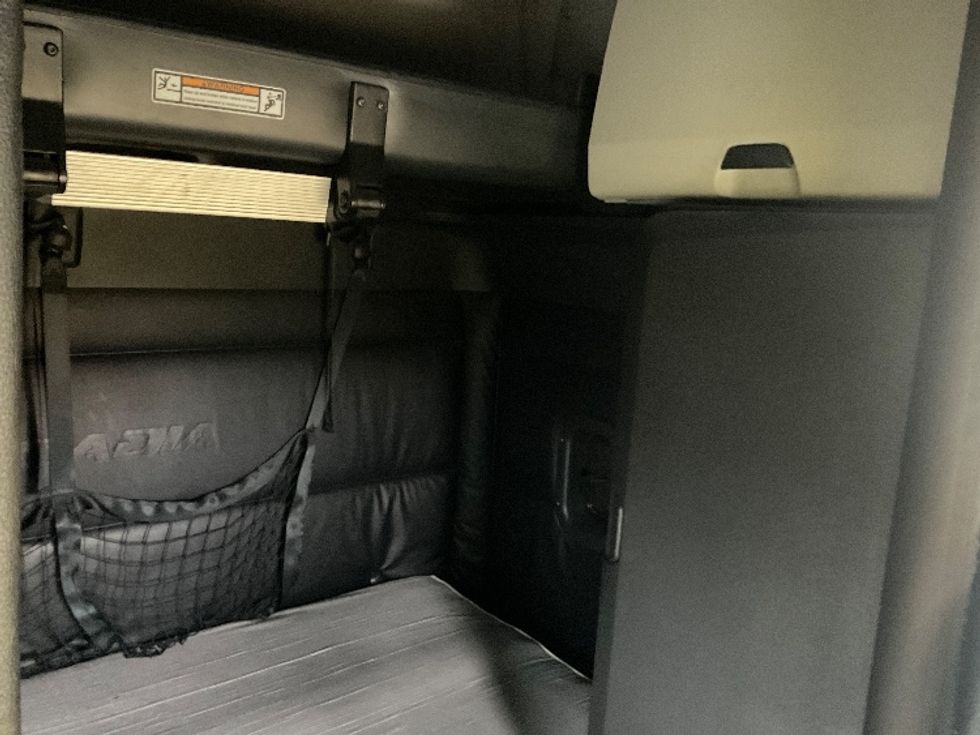 Sleeper Tractor-Heavy Duty Tractors-Freightliner-2023-T12664ST-Akron-OH-565,705\n\t\tmiles-$ 65,500 - Image 19