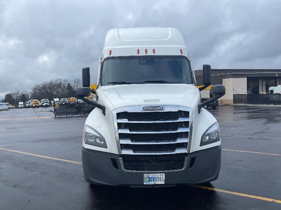 Sleeper Tractor-Heavy Duty Tractors-Freightliner-2023-T12664ST-Akron-OH-565,705\n\t\tmiles-$ 65,500 - Image 2