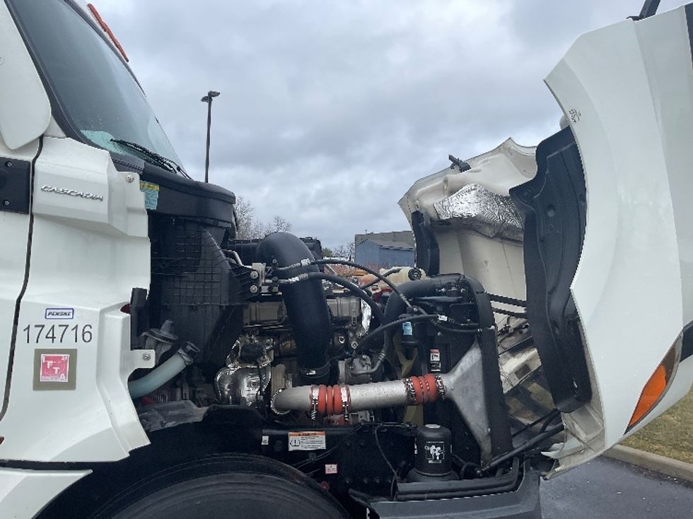 Sleeper Tractor-Heavy Duty Tractors-Freightliner-2023-T12664ST-Akron-OH-565,705\n\t\tmiles-$ 65,500 - Image 20