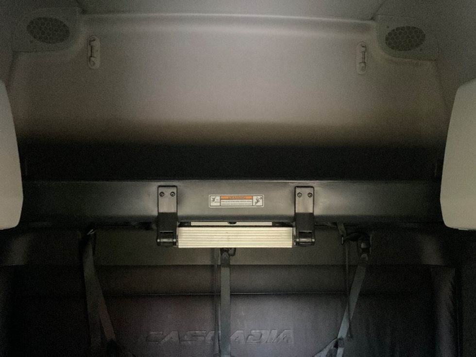 Sleeper Tractor-Heavy Duty Tractors-Freightliner-2023-T12664ST-Akron-OH-565,705\n\t\tmiles-$ 65,500 - Image 22