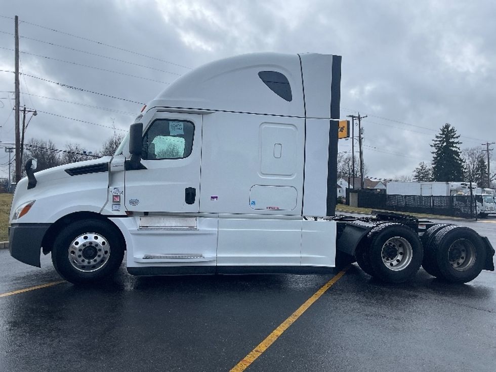 Sleeper Tractor-Heavy Duty Tractors-Freightliner-2023-T12664ST-Akron-OH-565,705\n\t\tmiles-$ 65,500 - Image 4