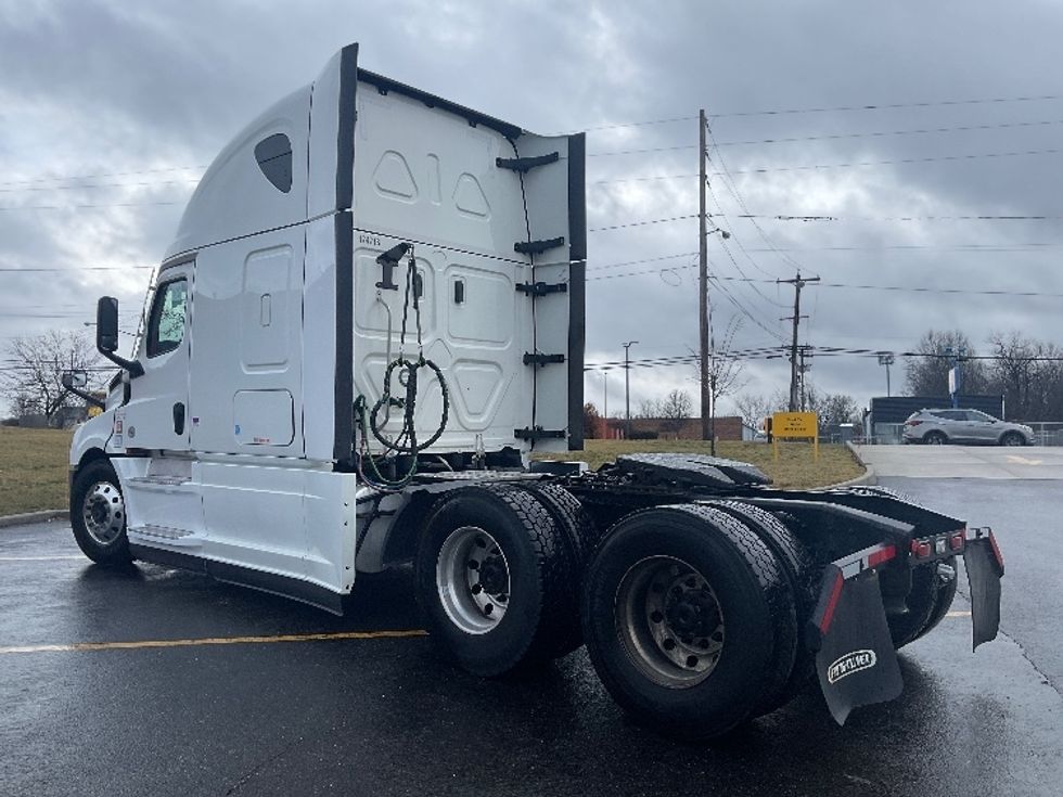 Sleeper Tractor-Heavy Duty Tractors-Freightliner-2023-T12664ST-Akron-OH-565,705\n\t\tmiles-$ 65,500 - Image 5