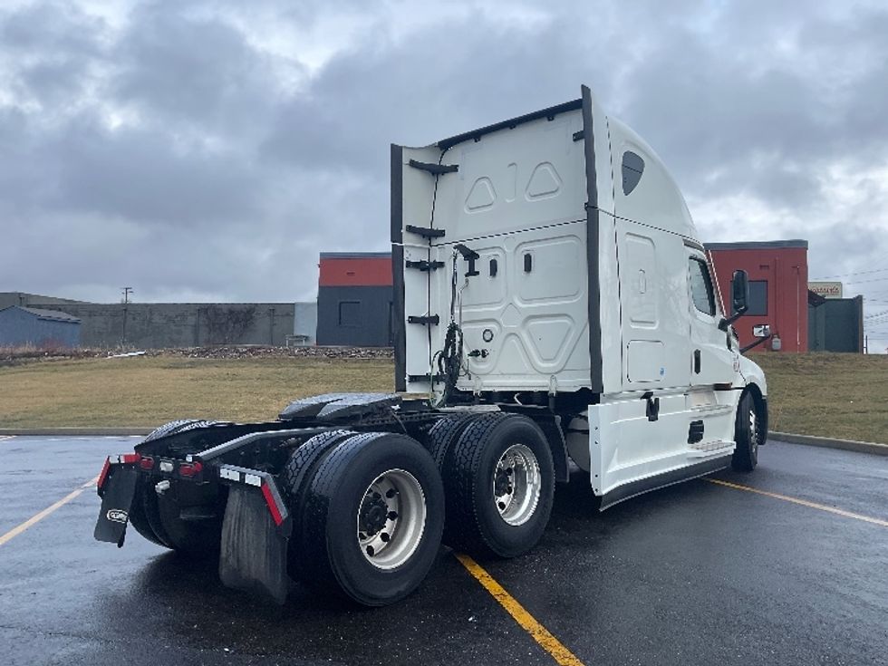 Sleeper Tractor-Heavy Duty Tractors-Freightliner-2023-T12664ST-Akron-OH-565,705\n\t\tmiles-$ 65,500 - Image 7