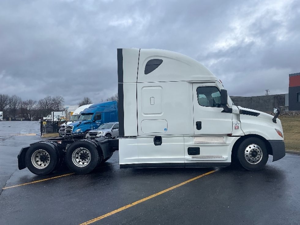 Sleeper Tractor-Heavy Duty Tractors-Freightliner-2023-T12664ST-Akron-OH-565,705\n\t\tmiles-$ 65,500 - Image 8