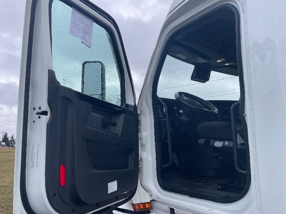 Sleeper Tractor-Heavy Duty Tractors-Freightliner-2023-T12664ST-Akron-OH-565,705\n\t\tmiles-$ 65,500 - Image 9