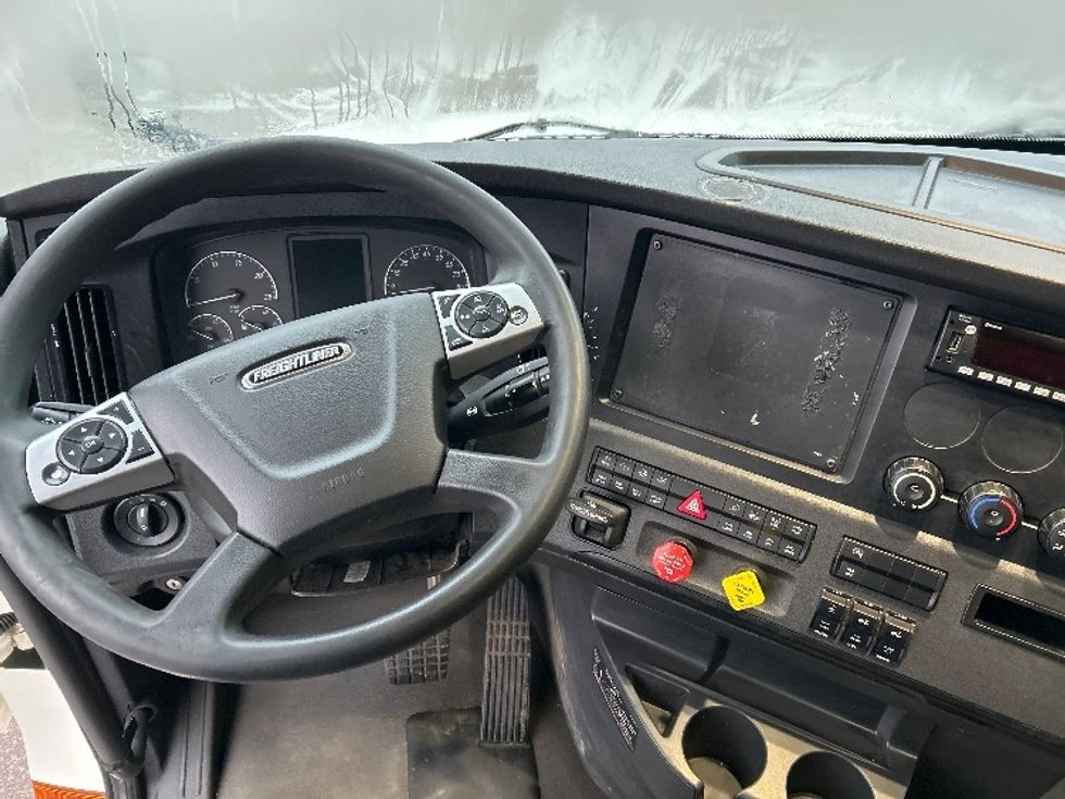 Sleeper Tractor-Heavy Duty Tractors-Freightliner-2023-T12664ST-Akron-OH-570,967\n\t\tmiles-$ 70,750 - Image 11