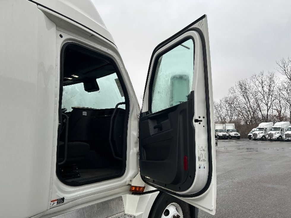 Sleeper Tractor-Heavy Duty Tractors-Freightliner-2023-T12664ST-Akron-OH-570,967\n\t\tmiles-$ 70,750 - Image 13