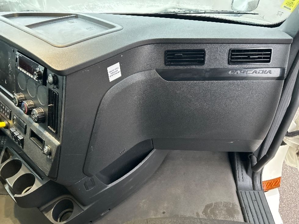 Sleeper Tractor-Heavy Duty Tractors-Freightliner-2023-T12664ST-Akron-OH-570,967\n\t\tmiles-$ 70,750 - Image 14