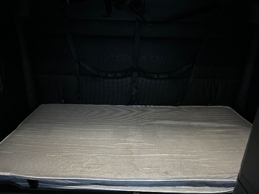 Sleeper Tractor-Heavy Duty Tractors-Freightliner-2023-T12664ST-Akron-OH-570,967\n\t\tmiles-$ 70,750 - Image 16