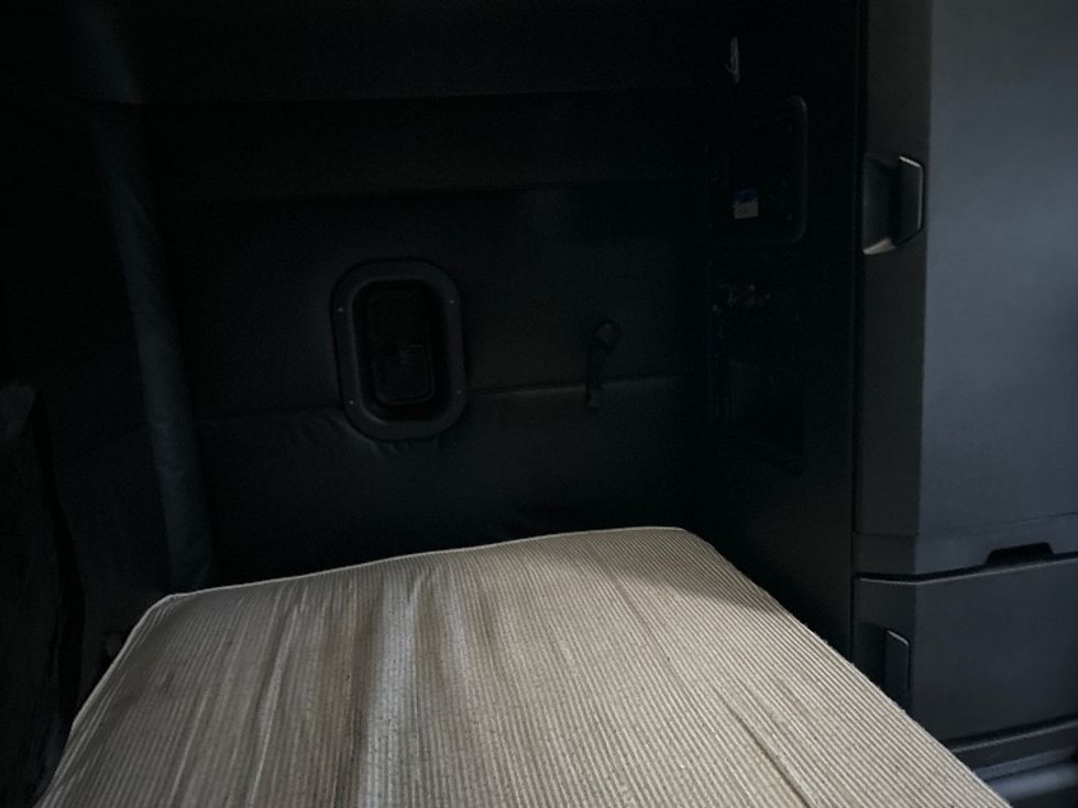 Sleeper Tractor-Heavy Duty Tractors-Freightliner-2023-T12664ST-Akron-OH-570,967\n\t\tmiles-$ 70,750 - Image 18