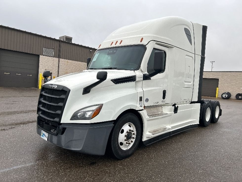 Sleeper Tractor-Heavy Duty Tractors-Freightliner-2023-T12664ST-Akron-OH-570,967\n\t\tmiles-$ 70,750 - Image 3