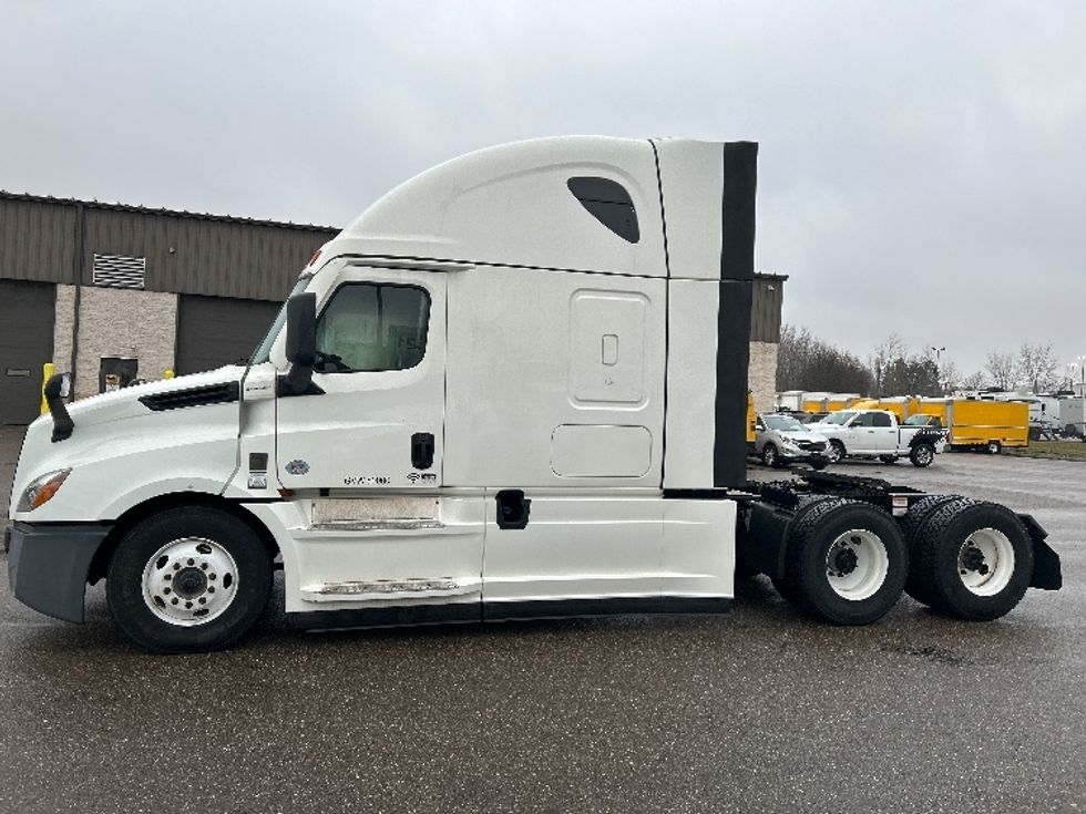 Sleeper Tractor-Heavy Duty Tractors-Freightliner-2023-T12664ST-Akron-OH-570,967\n\t\tmiles-$ 70,750 - Image 4
