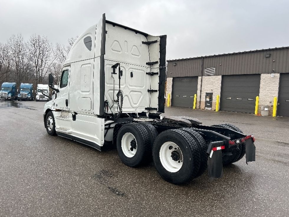 Sleeper Tractor-Heavy Duty Tractors-Freightliner-2023-T12664ST-Akron-OH-570,967\n\t\tmiles-$ 70,750 - Image 5