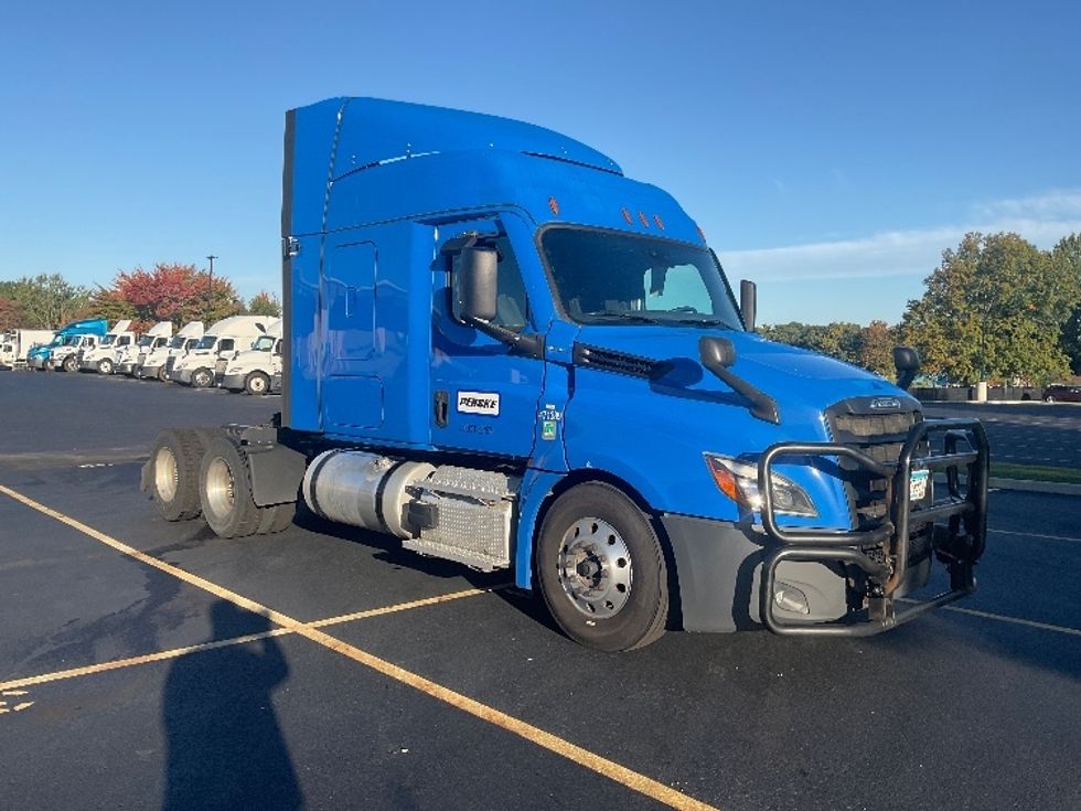 Sleeper Tractor-Heavy Duty Tractors-Freightliner-2023-T12664ST-Akron-OH-597,830\n\t\tmiles-$ 78,000 - Image 1