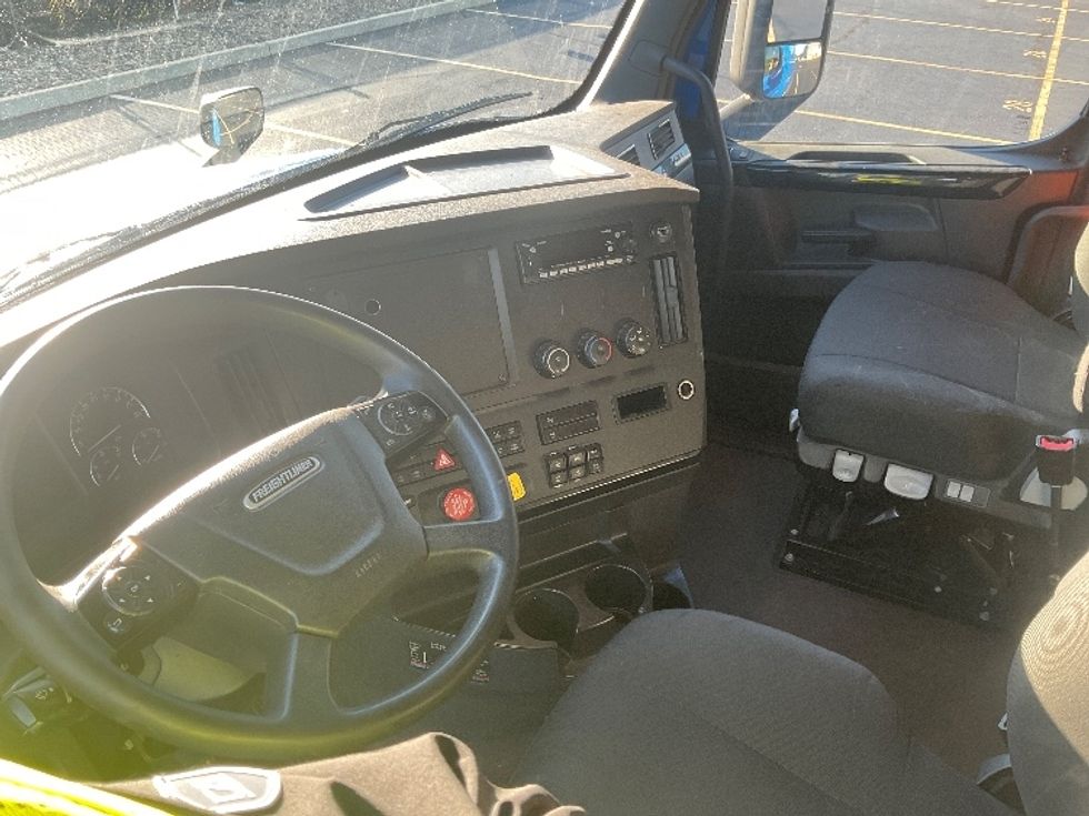 Sleeper Tractor-Heavy Duty Tractors-Freightliner-2023-T12664ST-Akron-OH-597,830\n\t\tmiles-$ 78,000 - Image 10